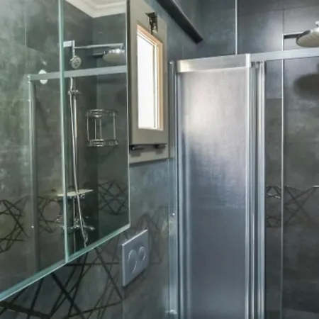 3 Bedroom - Close To The Center *