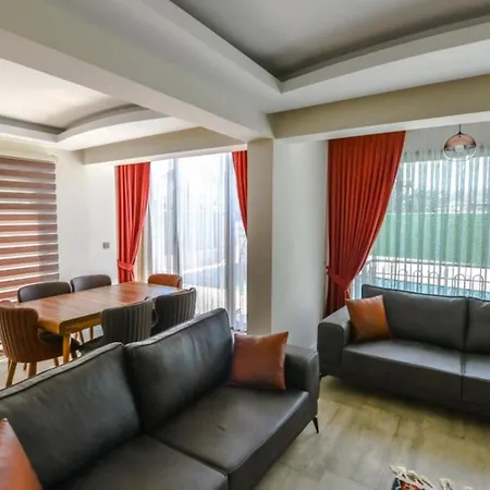 3 Bedroom - Close To The Center *