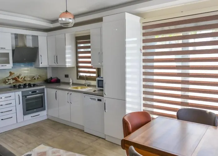 3 Bedroom - Close To The Center *