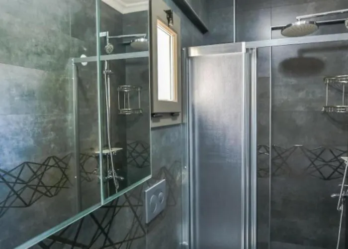 3 Bedroom - Close To The Center *