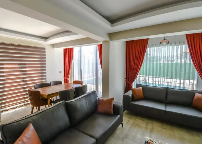 3 Bedroom - Close To The Center *